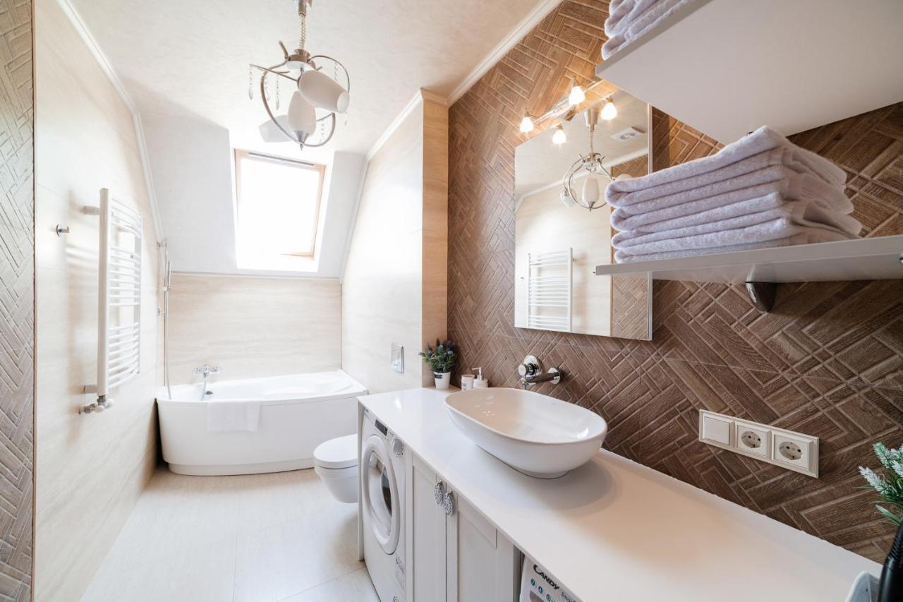 Lux Apartment On Duhnovicha Street .Free Parking. Ужгород Екстериор снимка