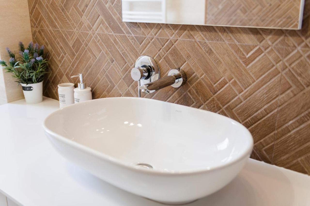Lux Apartment On Duhnovicha Street .Free Parking. Ужгород Екстериор снимка